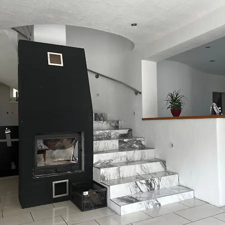 3izbovy Rodinny Dom S Krbom 度假居 *