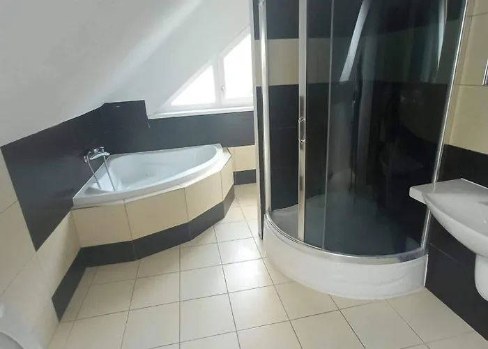 3izbovy Rodinny Dom S Krbom בית נופש *